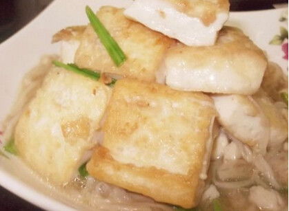 豆腐与金针菇同食，豆奶相辅，营养美味相得益彰